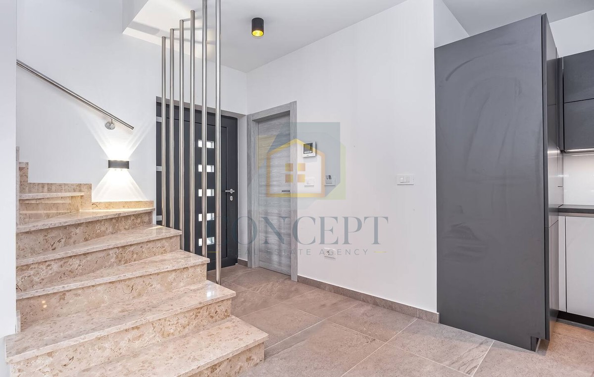 Poreč, predgrađe, Moderna vila s bazenom na odlični lokaciji, 800 m od morja