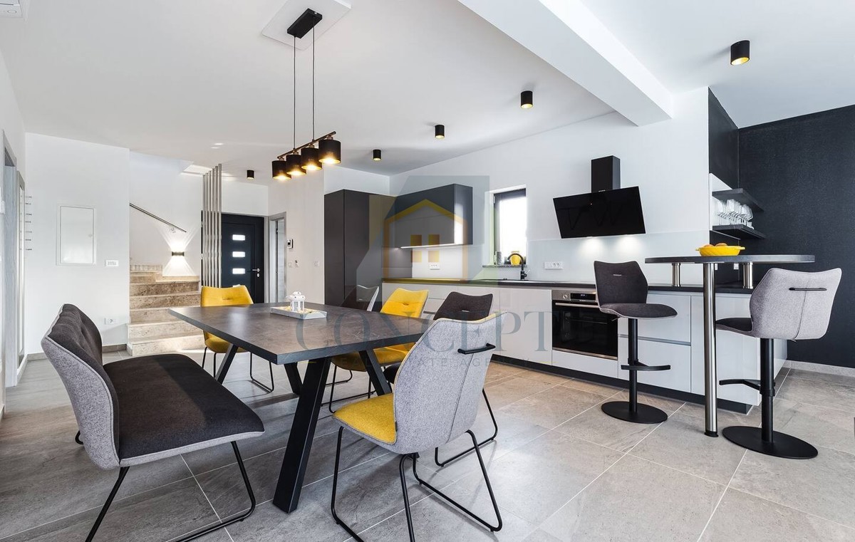 Poreč, predgrađe, Moderna vila s bazenom na odlični lokaciji, 800 m od morja