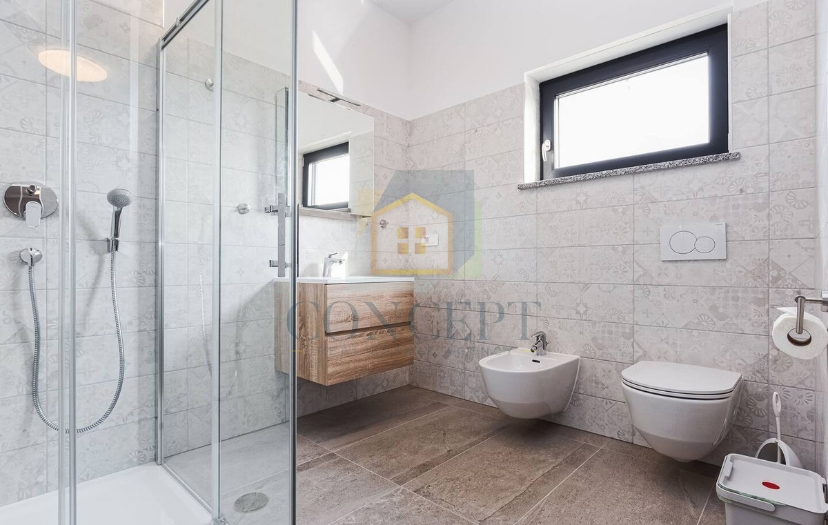 Poreč, predgrađe, Moderna vila s bazenom na odlični lokaciji, 800 m od morja