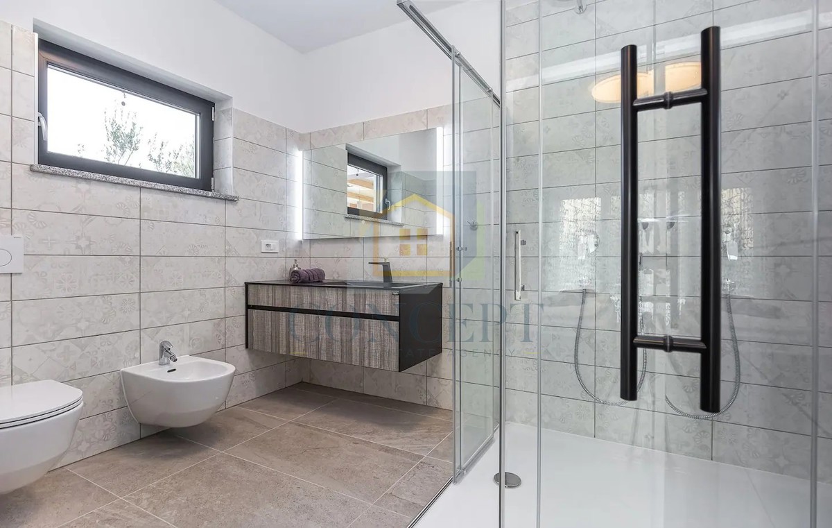 Poreč, predgrađe, Moderna vila s bazenom na odlični lokaciji, 800 m od morja