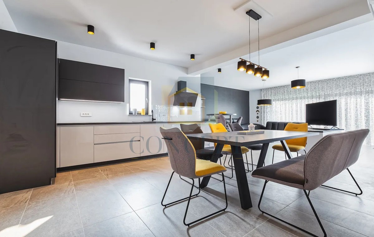 Poreč, predgrađe, Moderna vila s bazenom na odlični lokaciji, 800 m od morja