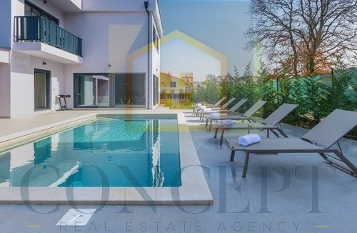 Poreč, predgrađe, Moderna vila s bazenom na odlični lokaciji, 800 m od morja