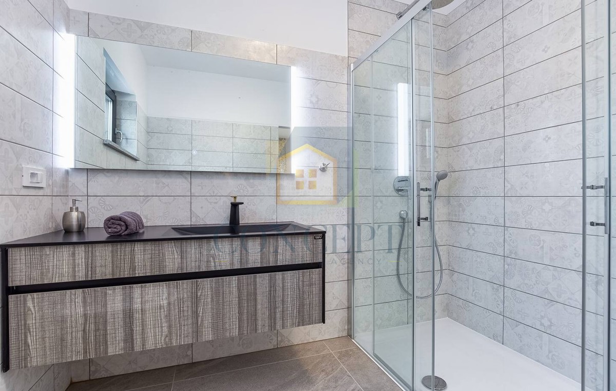 Poreč, predgrađe, Moderna vila s bazenom na odlični lokaciji, 800 m od morja