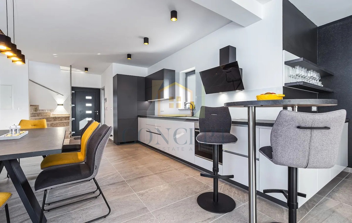 Poreč, predgrađe, Moderna vila s bazenom na odlični lokaciji, 800 m od morja