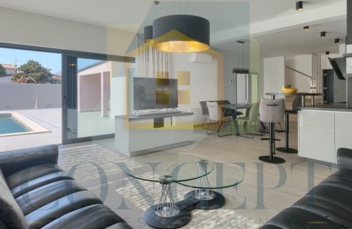 Poreč, predgrađe, Moderna vila s bazenom na odlični lokaciji, 800 m od morja