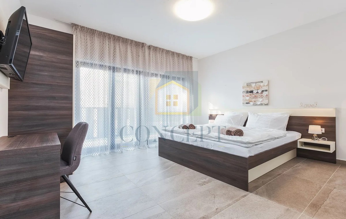 Poreč, predgrađe, Moderna vila s bazenom na odlični lokaciji, 800 m od morja