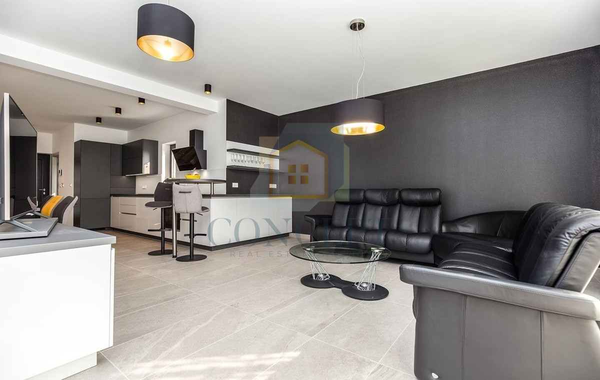 Poreč, predgrađe, Moderna vila s bazenom na odlični lokaciji, 800 m od morja