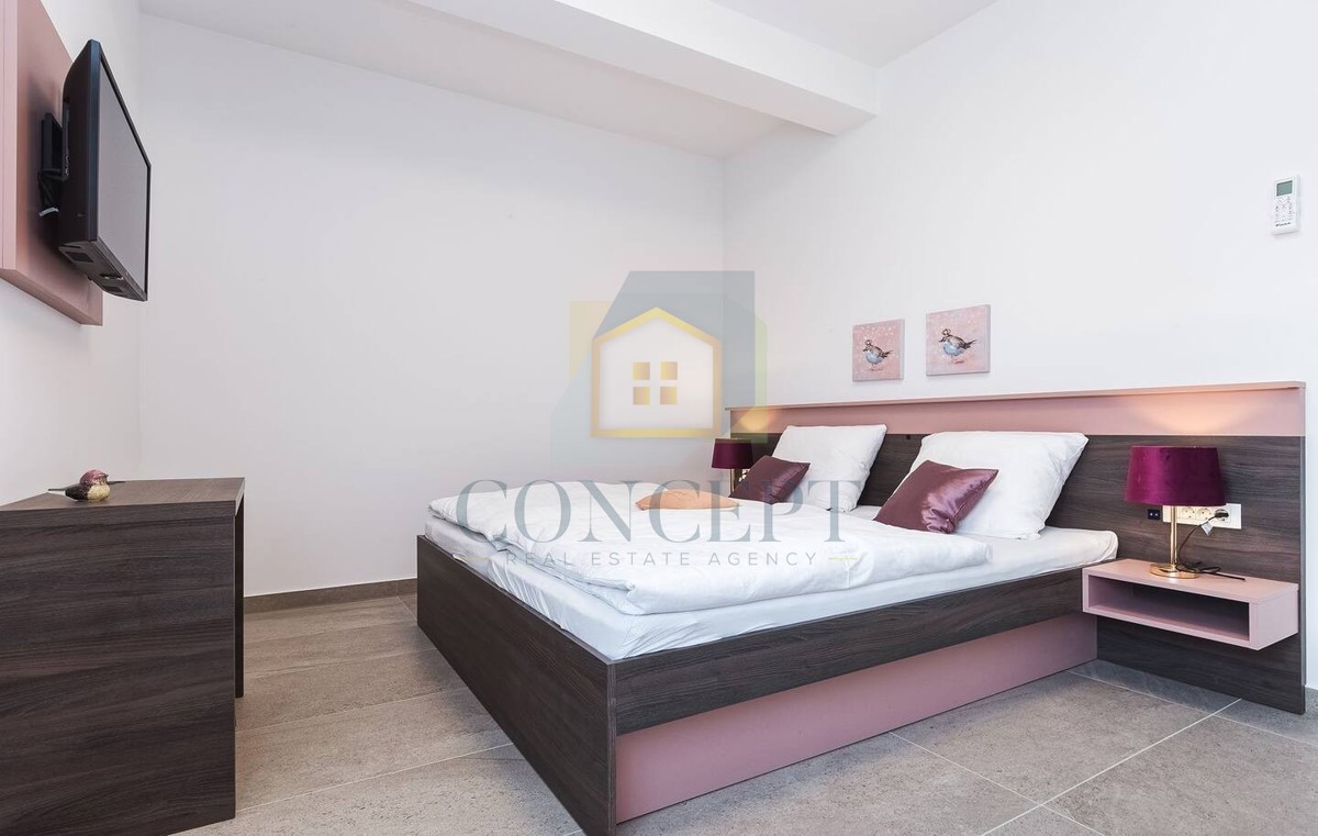 Poreč, predgrađe, Moderna vila s bazenom na odlični lokaciji, 800 m od morja