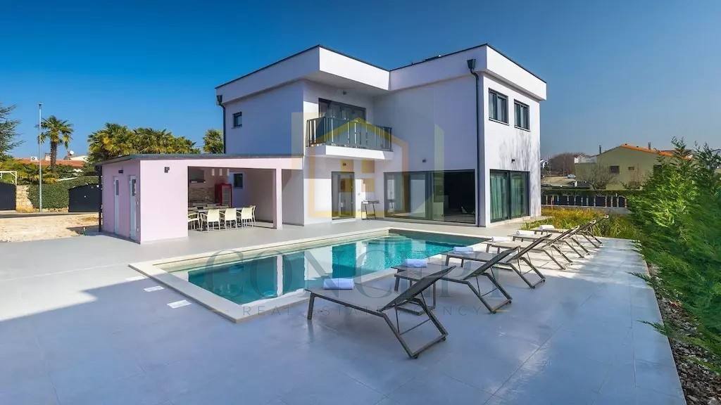 Poreč, predgrađe, Moderna vila s bazenom na odlični lokaciji, 800 m od morja