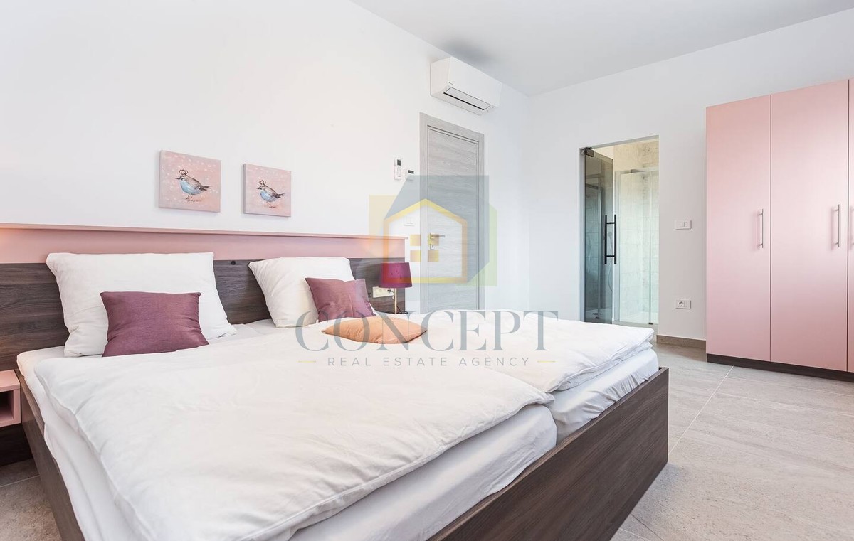 Poreč, predgrađe, Moderna vila s bazenom na odlični lokaciji, 800 m od morja