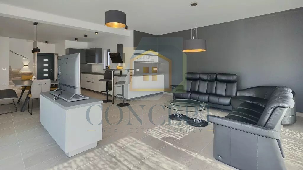 Poreč, predgrađe, Moderna vila s bazenom na odlični lokaciji, 800 m od morja