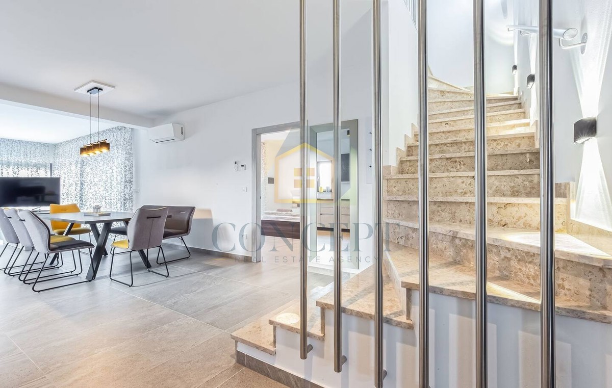 Poreč, predgrađe, Moderna vila s bazenom na odlični lokaciji, 800 m od morja