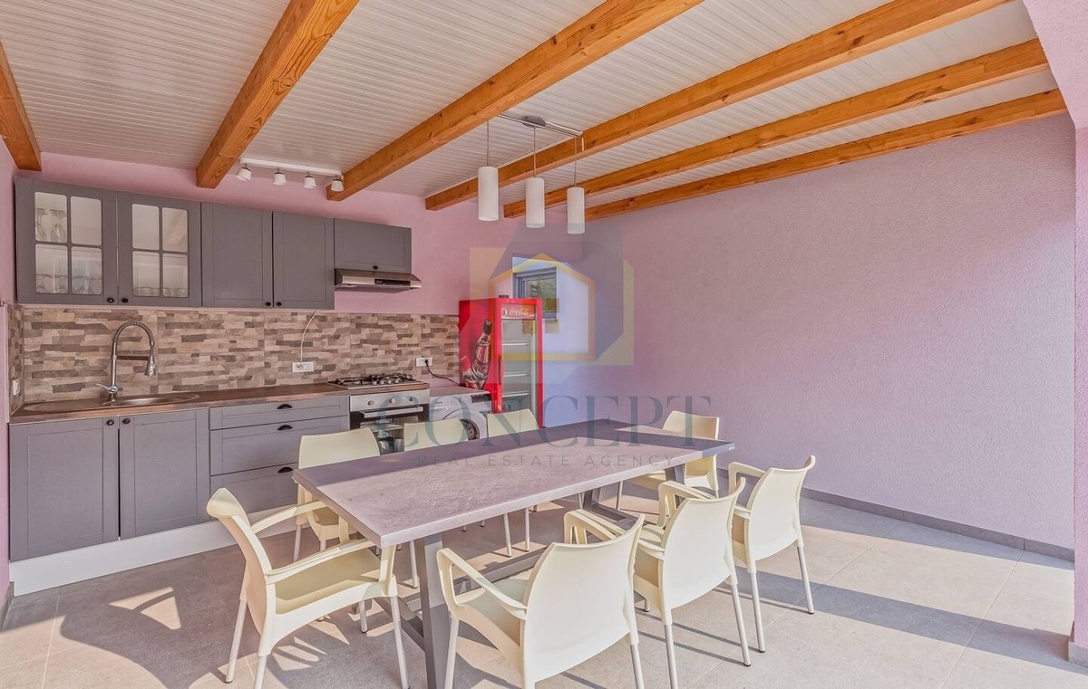 Poreč, predgrađe, Moderna vila s bazenom na odlični lokaciji, 800 m od morja