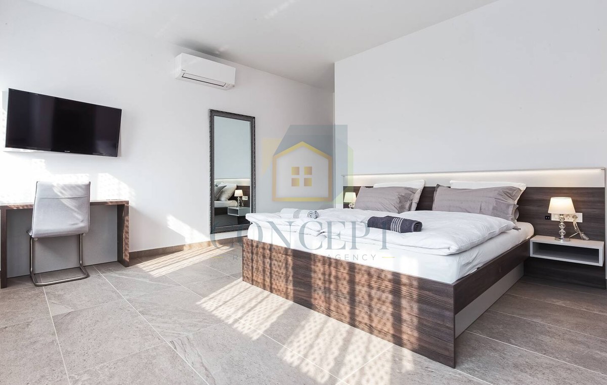 Poreč, predgrađe, Moderna vila s bazenom na odlični lokaciji, 800 m od morja