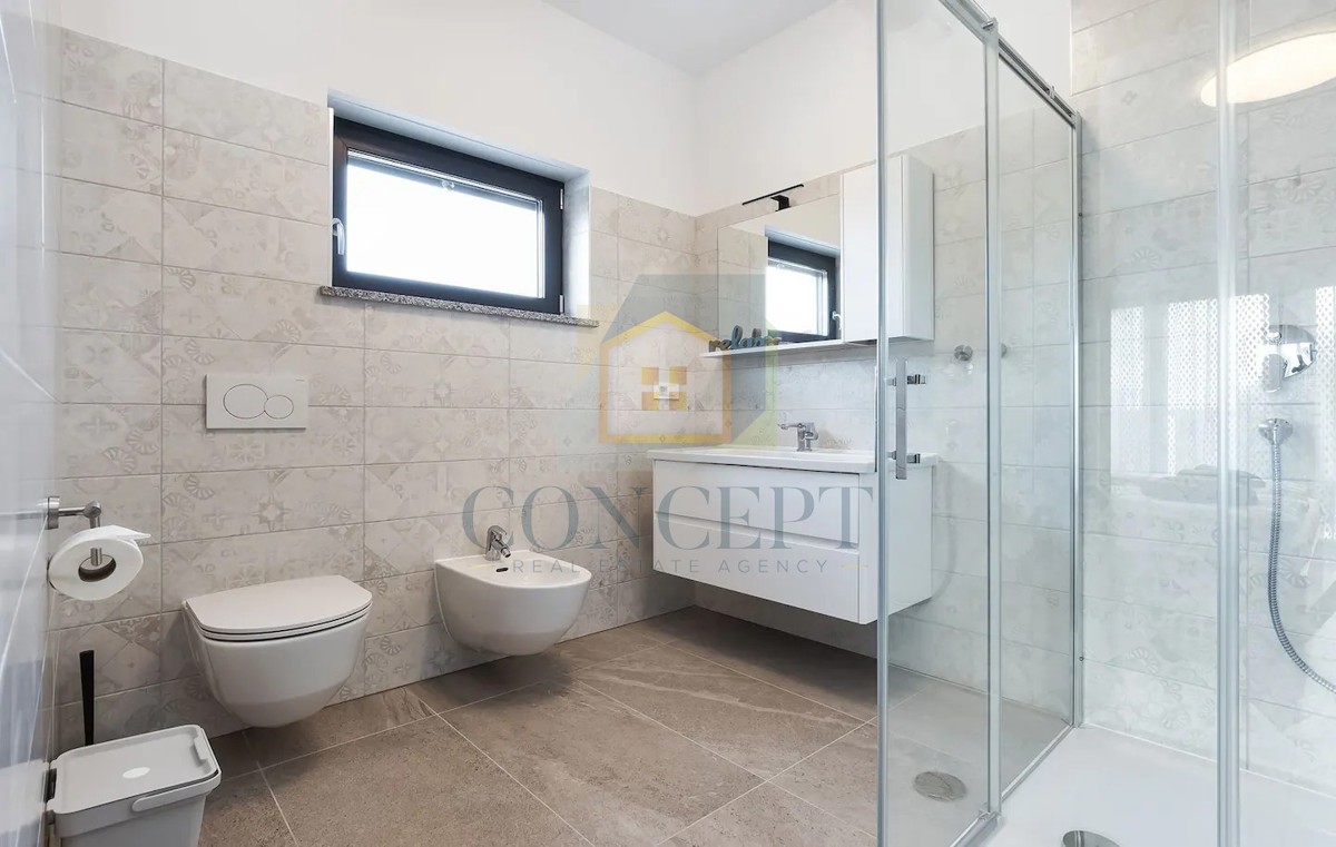 Poreč, predgrađe, Moderna vila s bazenom na odlični lokaciji, 800 m od morja