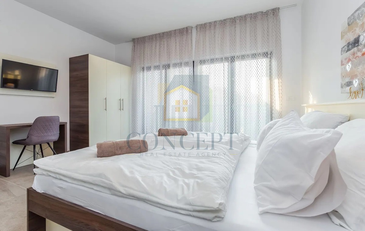 Poreč, predgrađe, Moderna vila s bazenom na odlični lokaciji, 800 m od morja