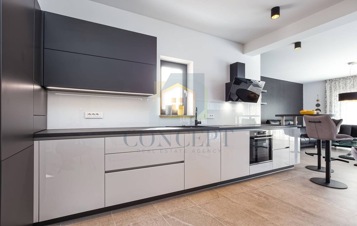 Poreč, predgrađe, Moderna vila s bazenom na odlični lokaciji, 800 m od morja