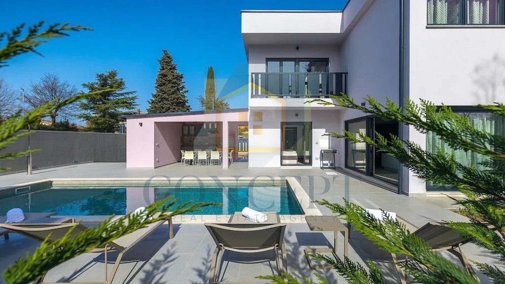 Poreč, predgrađe, Moderna vila s bazenom na odlični lokaciji, 800 m od morja