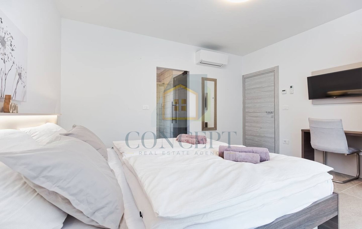 Poreč, predgrađe, Moderna vila s bazenom na odlični lokaciji, 800 m od morja