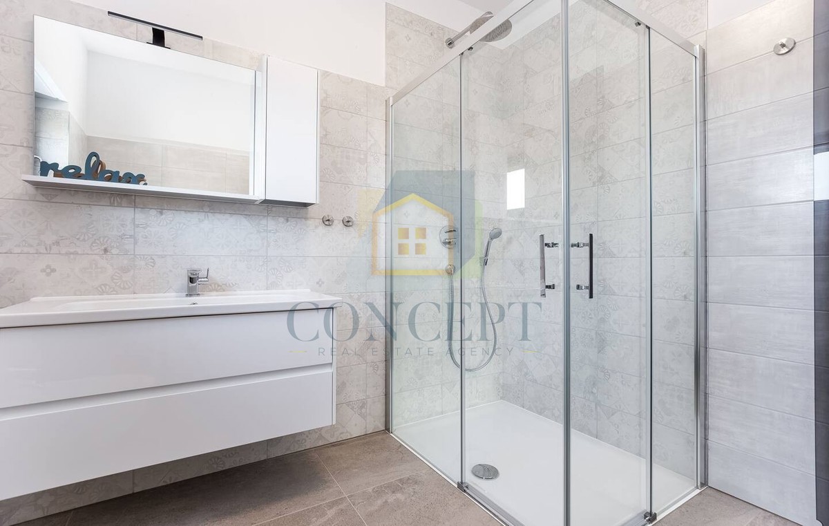 Poreč, predgrađe, Moderna vila s bazenom na odlični lokaciji, 800 m od morja