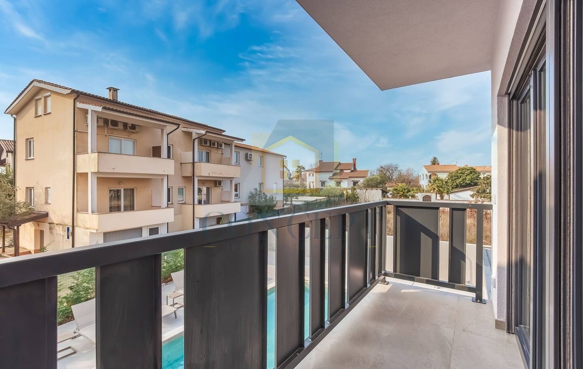 Poreč, predgrađe, Moderna vila s bazenom na odlični lokaciji, 800 m od morja