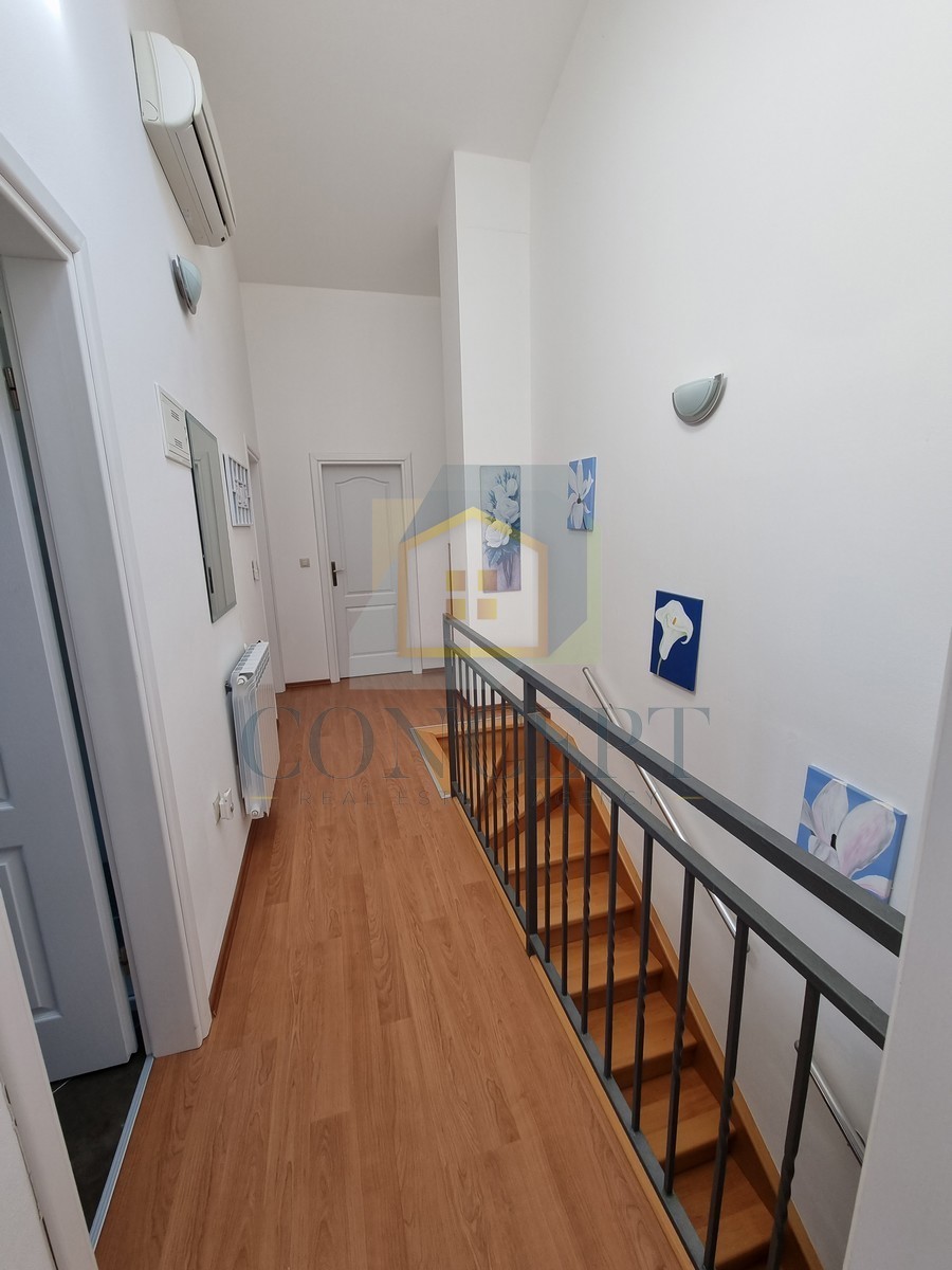 Poreč, okolica, Hiša na koncu niza z vrtom na odlični lokaciji, 3 km od morja