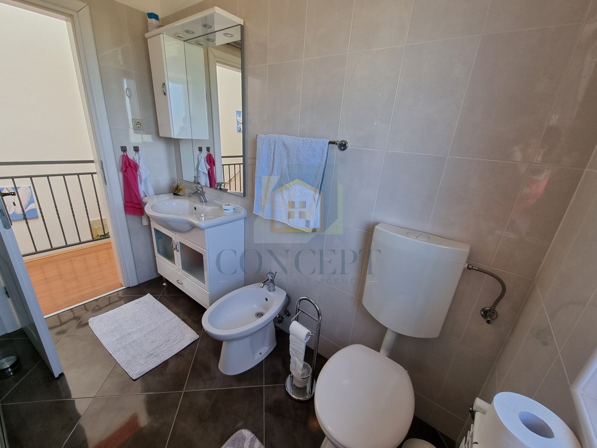 Poreč, okolica, Hiša na koncu niza z vrtom na odlični lokaciji, 3 km od morja