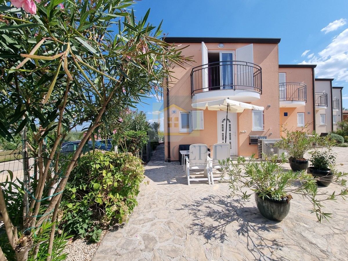 Poreč, okolica, Hiša na koncu niza z vrtom na odlični lokaciji, 3 km od morja