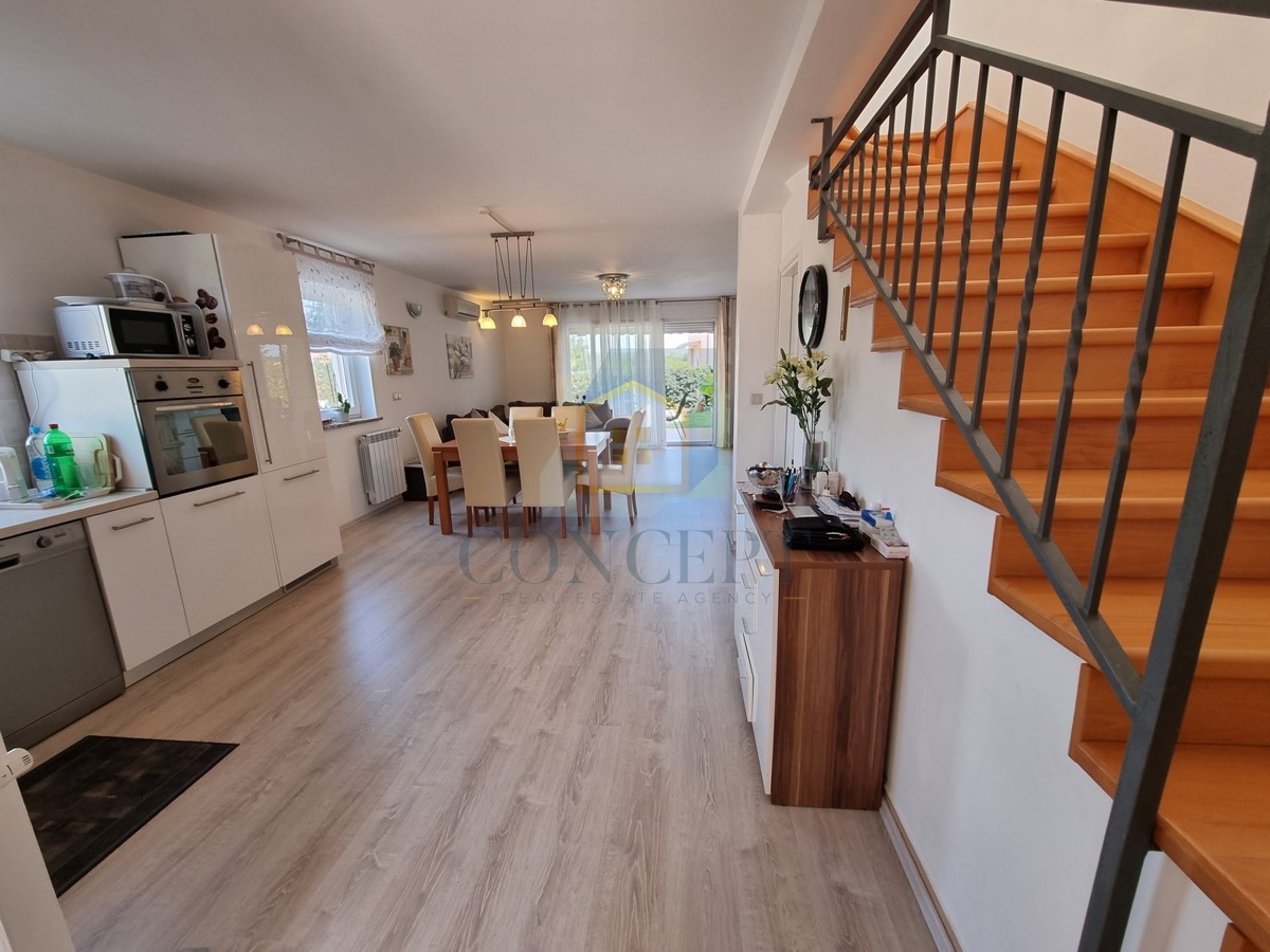 Poreč, okolica, Hiša na koncu niza z vrtom na odlični lokaciji, 3 km od morja