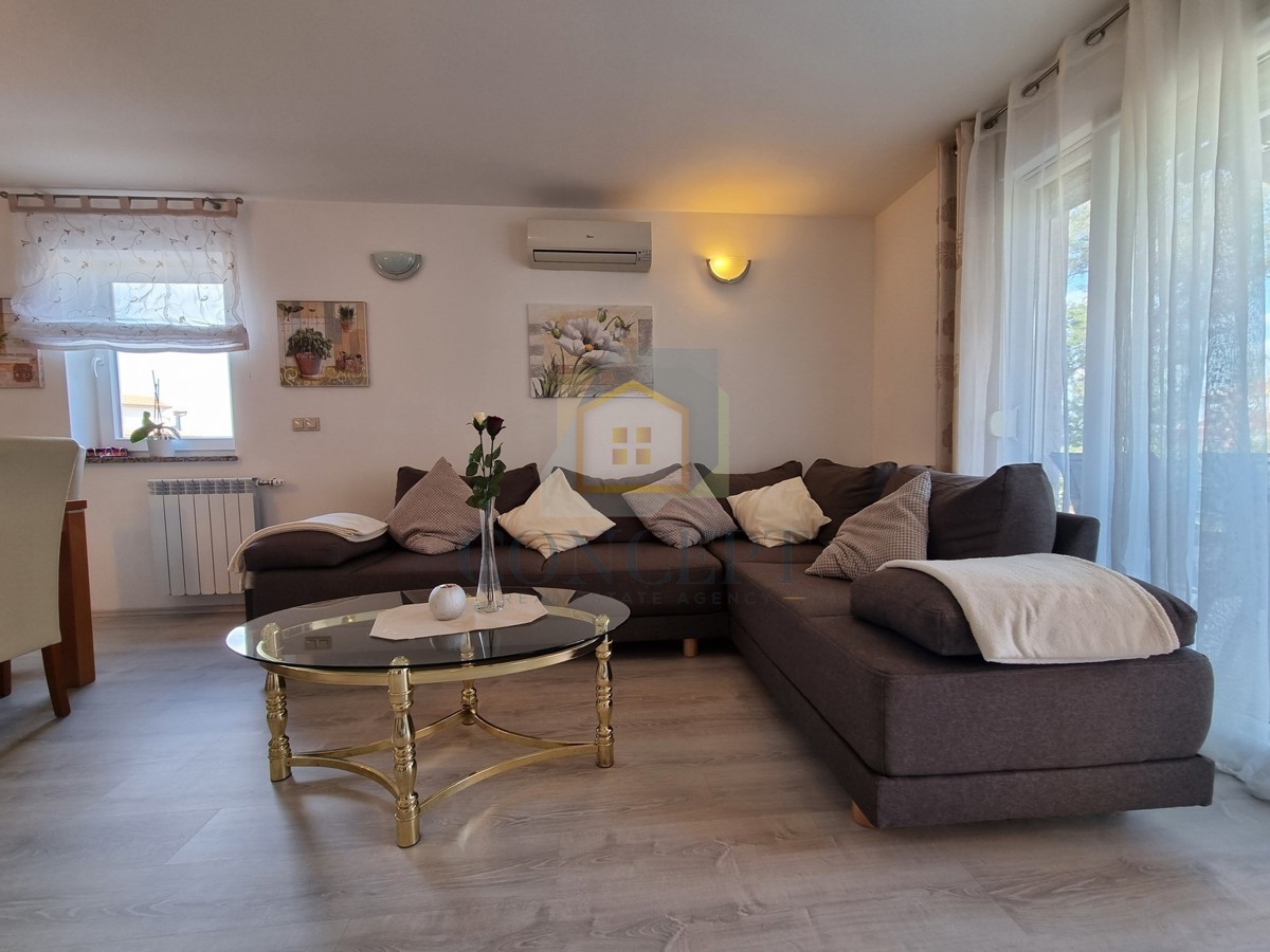 Poreč, okolica, Hiša na koncu niza z vrtom na odlični lokaciji, 3 km od morja