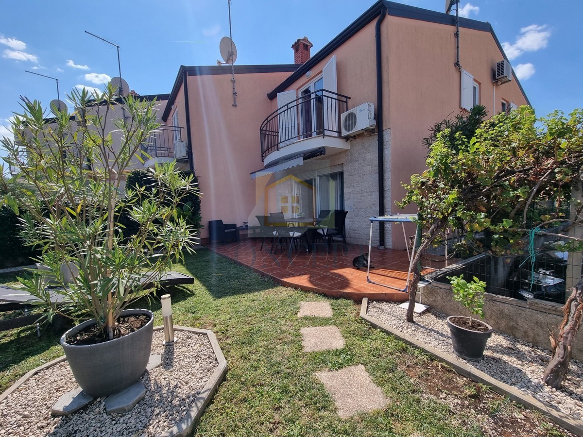 Poreč, okolica, Hiša na koncu niza z vrtom na odlični lokaciji, 3 km od morja