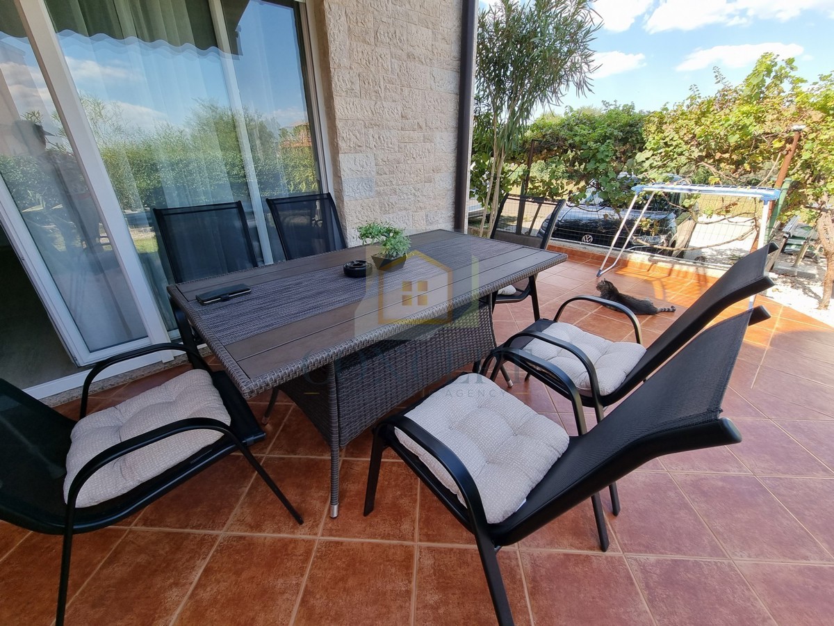 Poreč, okolica, Hiša na koncu niza z vrtom na odlični lokaciji, 3 km od morja