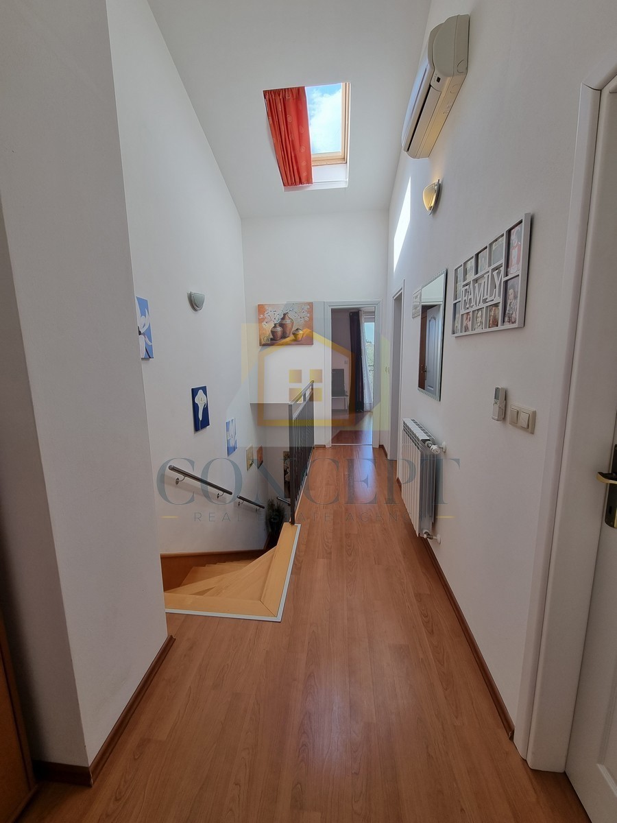 Poreč, okolica, Hiša na koncu niza z vrtom na odlični lokaciji, 3 km od morja