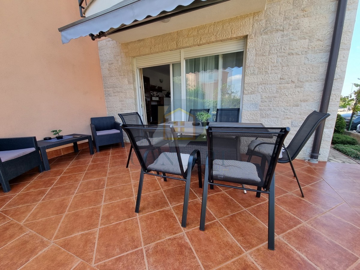 Poreč, okolica, Hiša na koncu niza z vrtom na odlični lokaciji, 3 km od morja