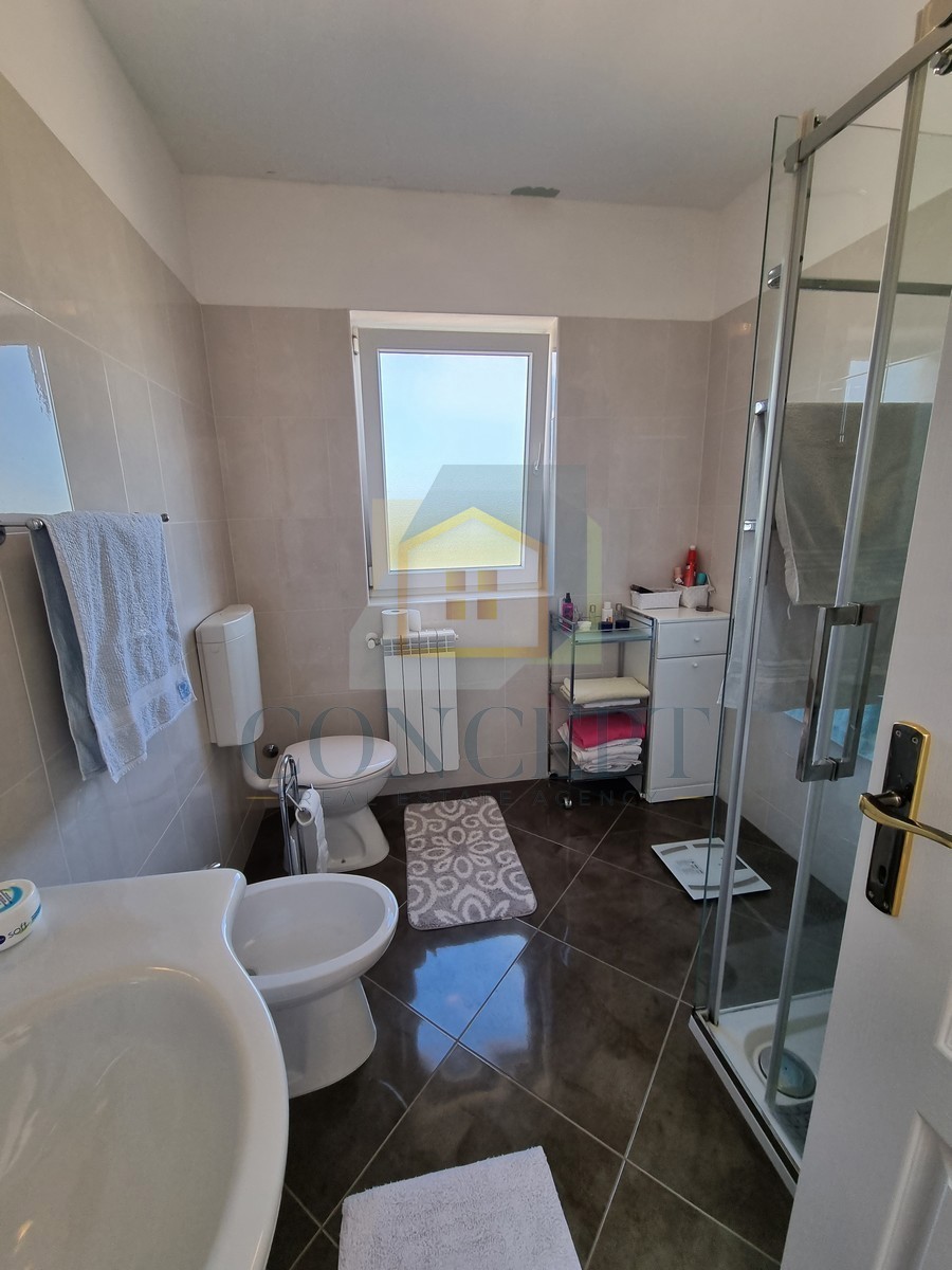 Poreč, okolica, Hiša na koncu niza z vrtom na odlični lokaciji, 3 km od morja