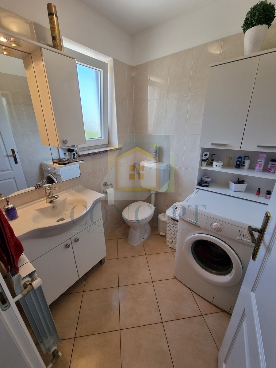 Poreč, okolica, Hiša na koncu niza z vrtom na odlični lokaciji, 3 km od morja