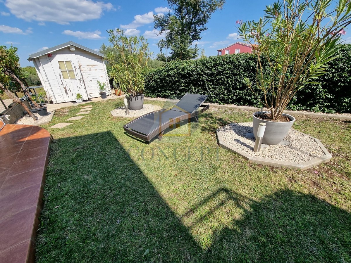 Poreč, okolica, Hiša na koncu niza z vrtom na odlični lokaciji, 3 km od morja