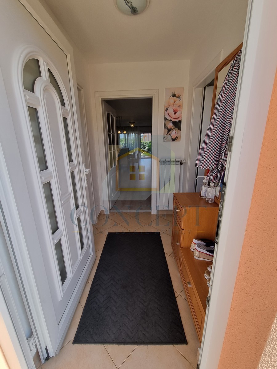 Poreč, okolica, Hiša na koncu niza z vrtom na odlični lokaciji, 3 km od morja