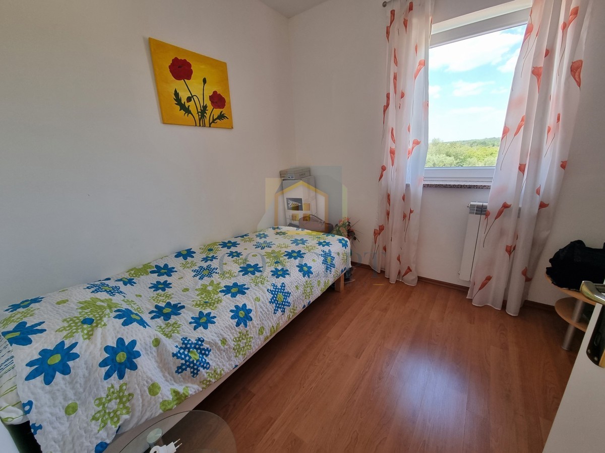 Poreč, okolica, Hiša na koncu niza z vrtom na odlični lokaciji, 3 km od morja