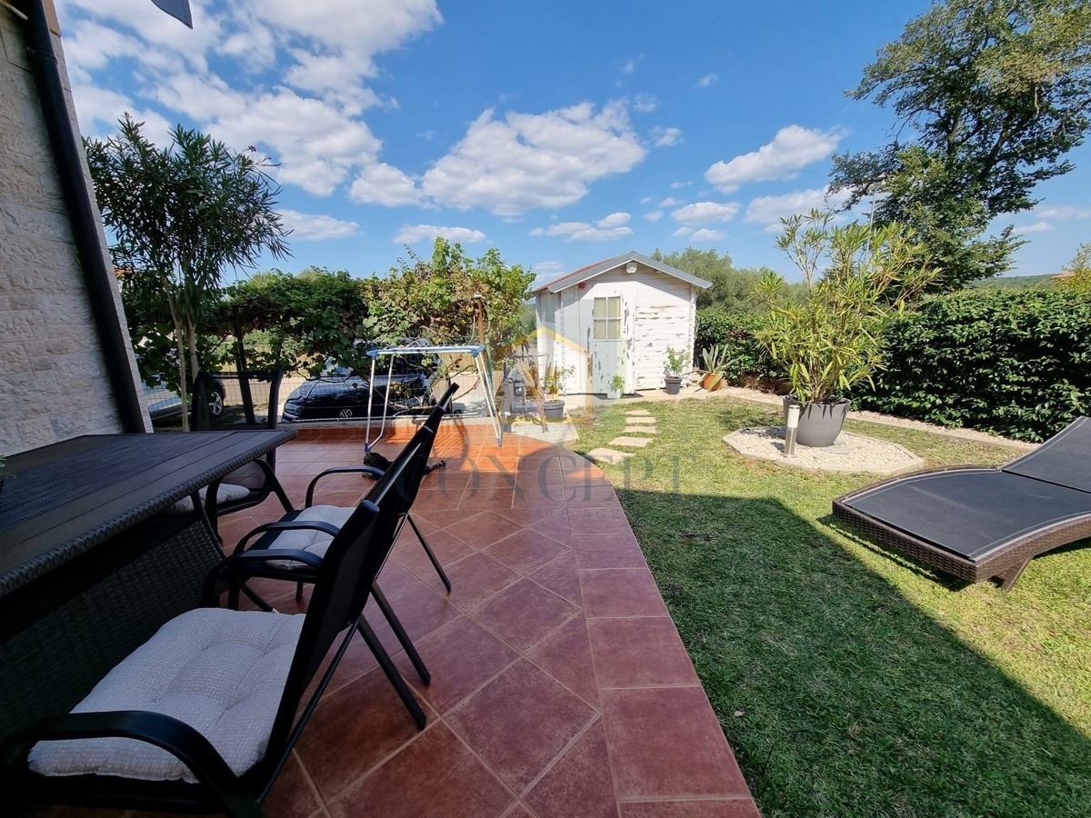 Poreč, okolica, Hiša na koncu niza z vrtom na odlični lokaciji, 3 km od morja