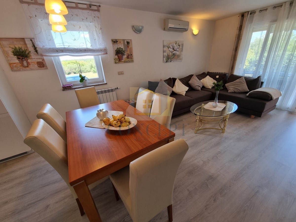 Poreč, okolica, Hiša na koncu niza z vrtom na odlični lokaciji, 3 km od morja