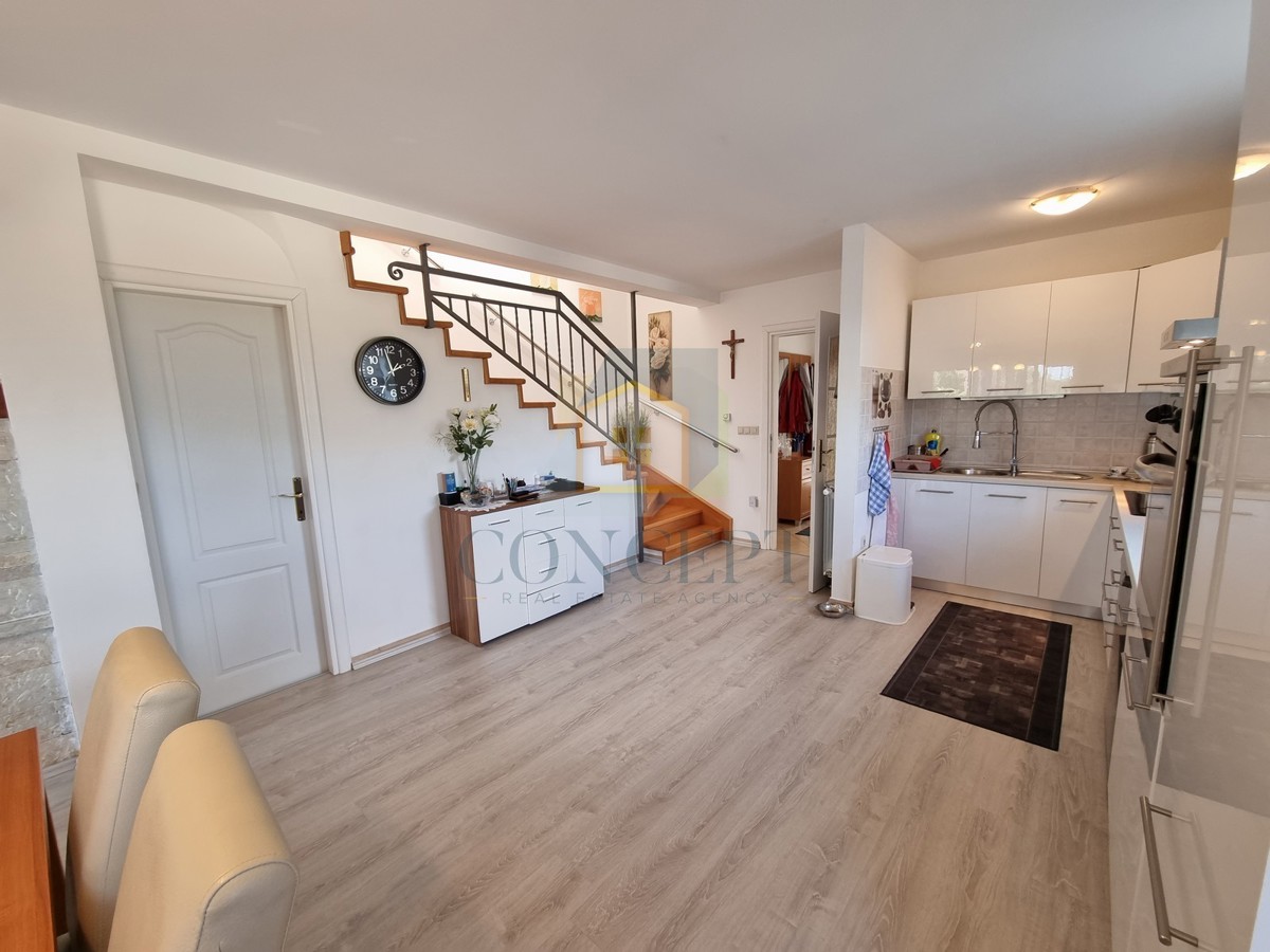 Poreč, okolica, Hiša na koncu niza z vrtom na odlični lokaciji, 3 km od morja