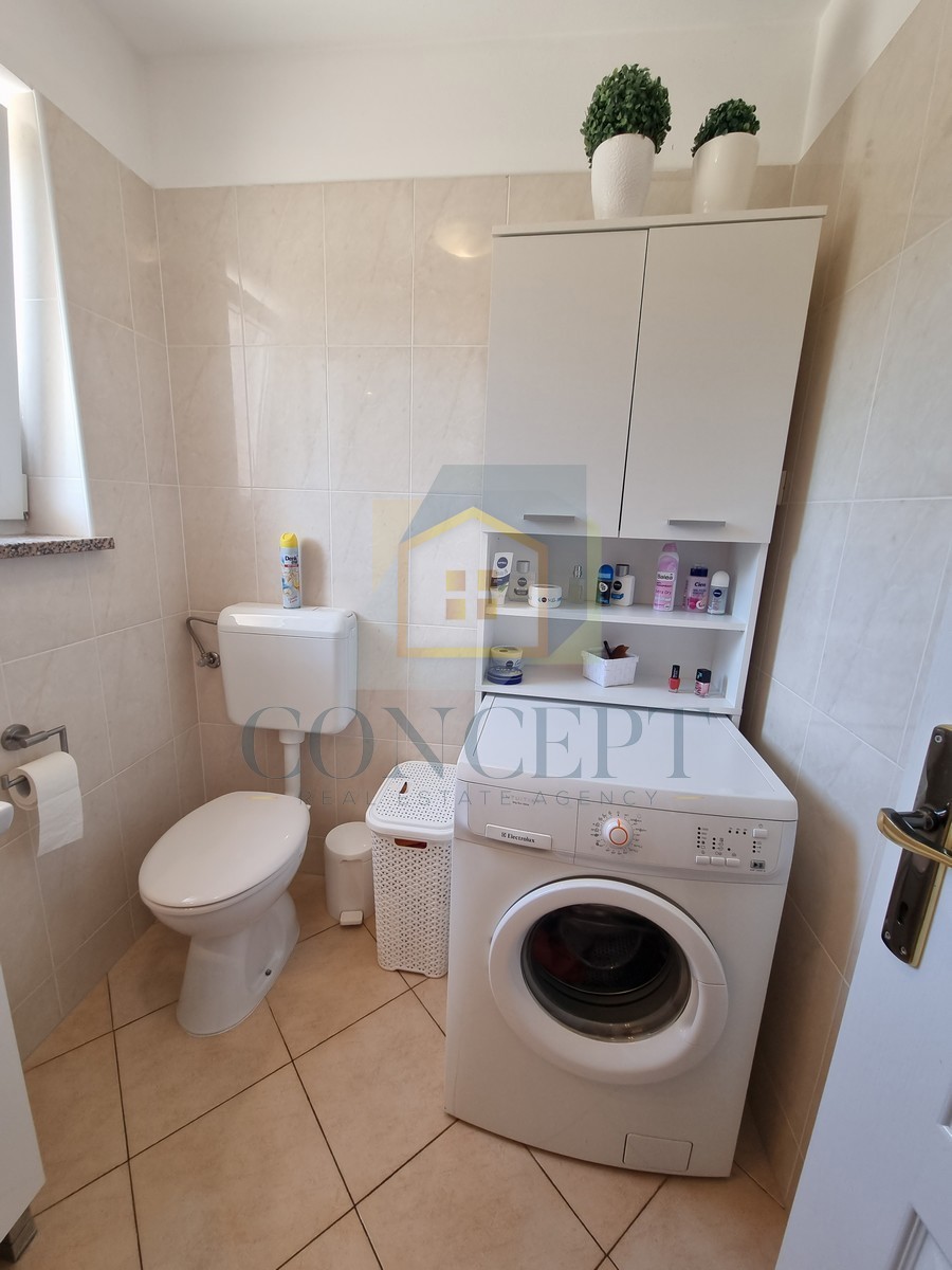 Poreč, okolica, Hiša na koncu niza z vrtom na odlični lokaciji, 3 km od morja