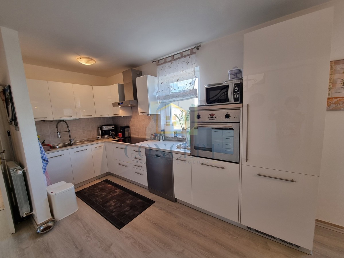 Poreč, okolica, Hiša na koncu niza z vrtom na odlični lokaciji, 3 km od morja