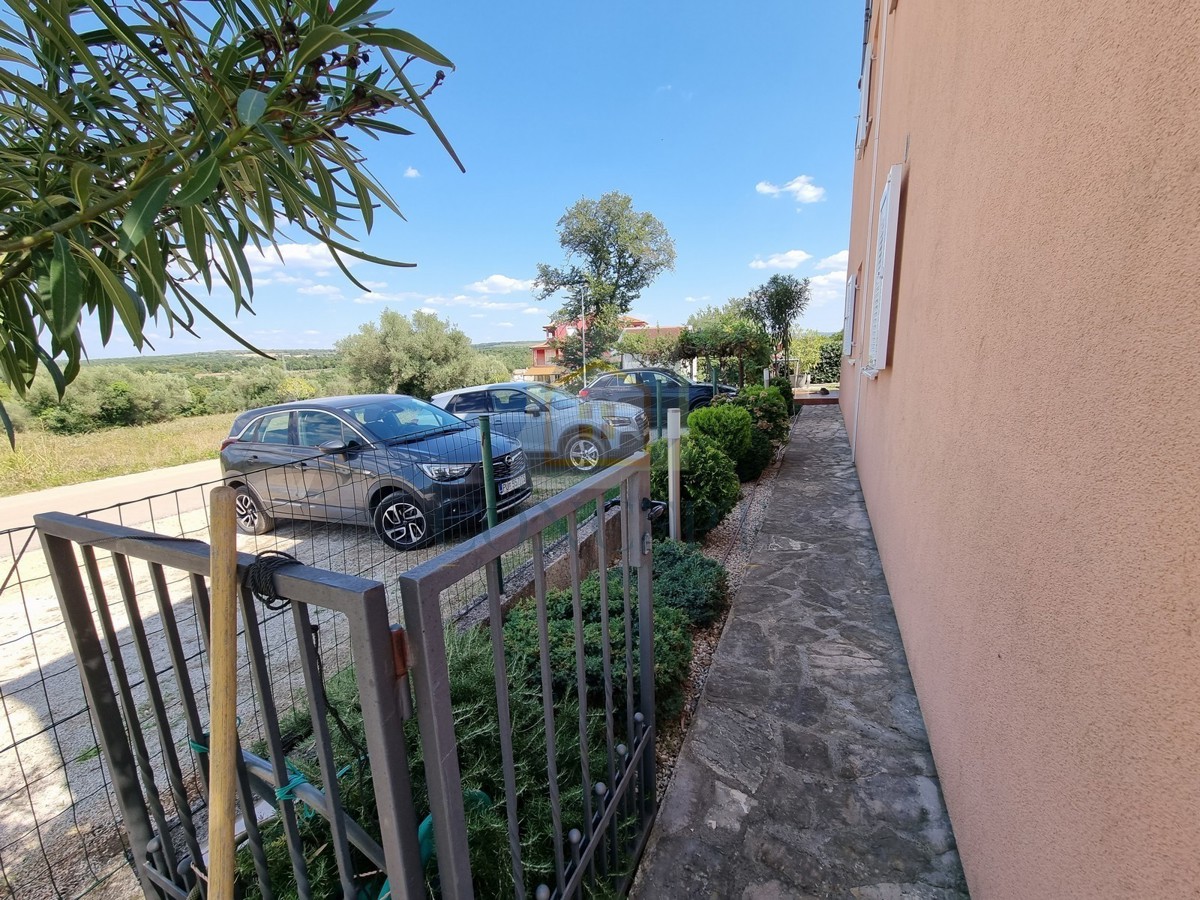 Poreč, okolica, Hiša na koncu niza z vrtom na odlični lokaciji, 3 km od morja