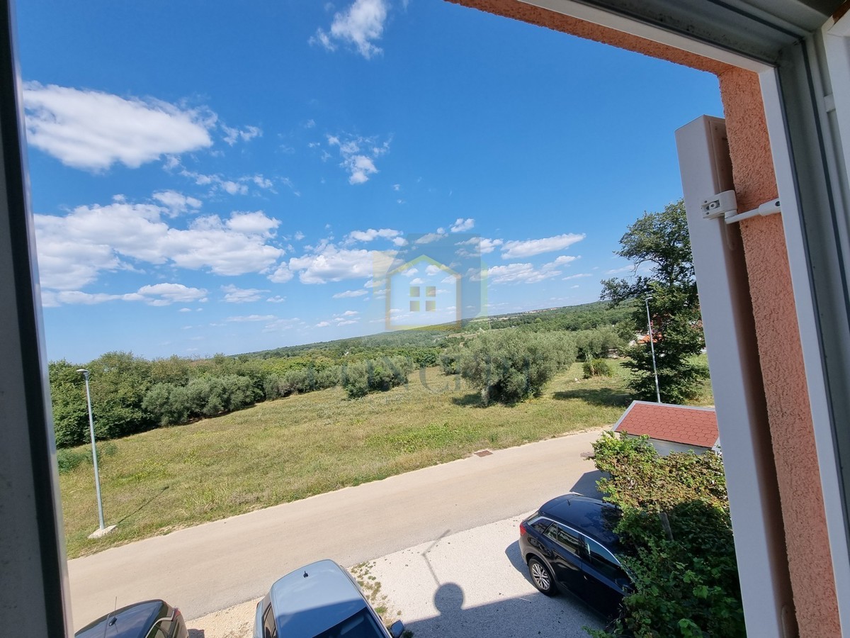 Poreč, okolica, Hiša na koncu niza z vrtom na odlični lokaciji, 3 km od morja