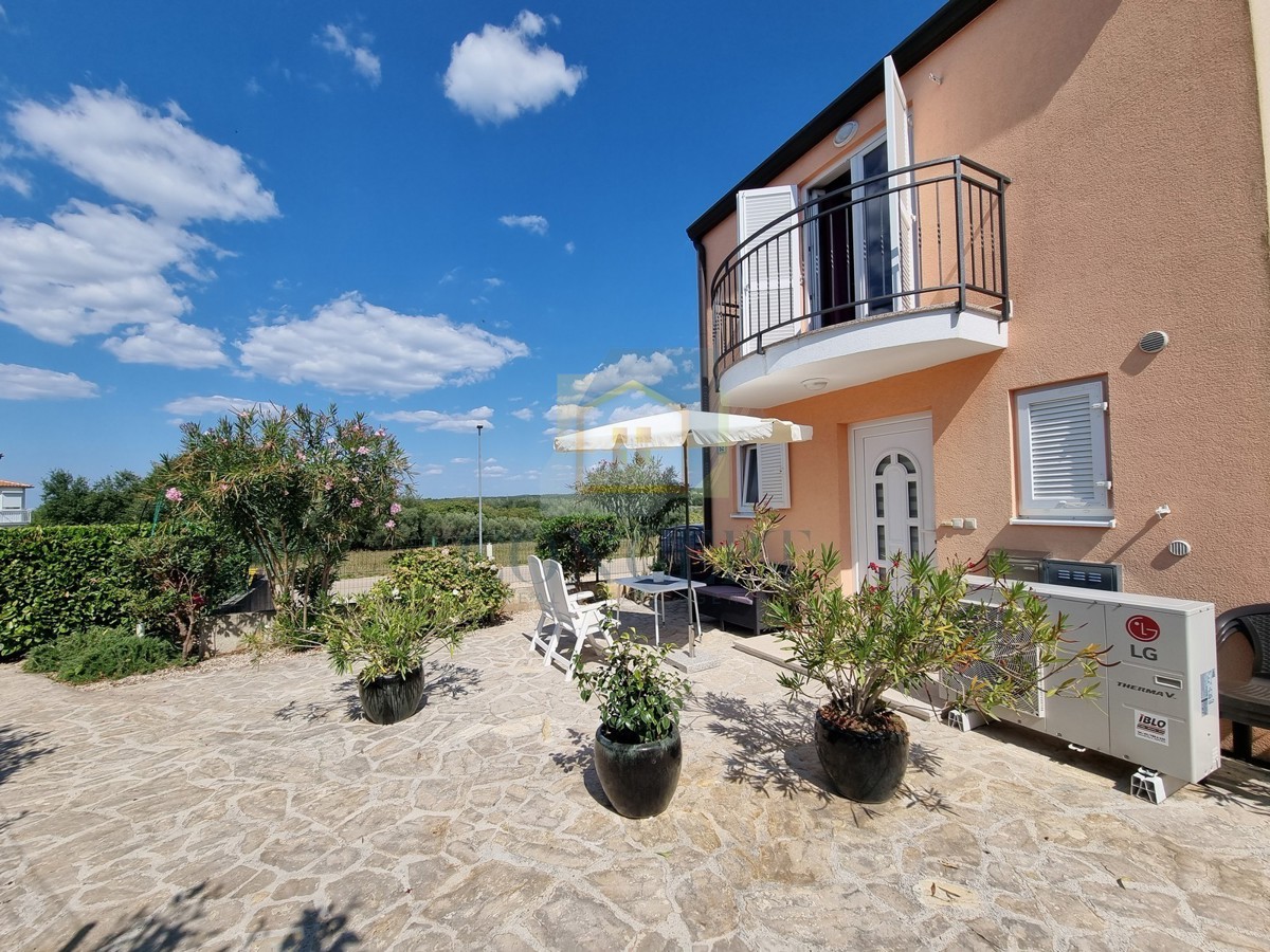 Poreč, okolica, Hiša na koncu niza z vrtom na odlični lokaciji, 3 km od morja