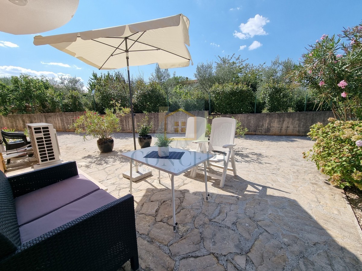 Poreč, okolica, Hiša na koncu niza z vrtom na odlični lokaciji, 3 km od morja