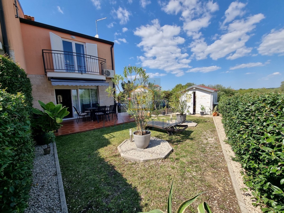 Poreč, okolica, Hiša na koncu niza z vrtom na odlični lokaciji, 3 km od morja