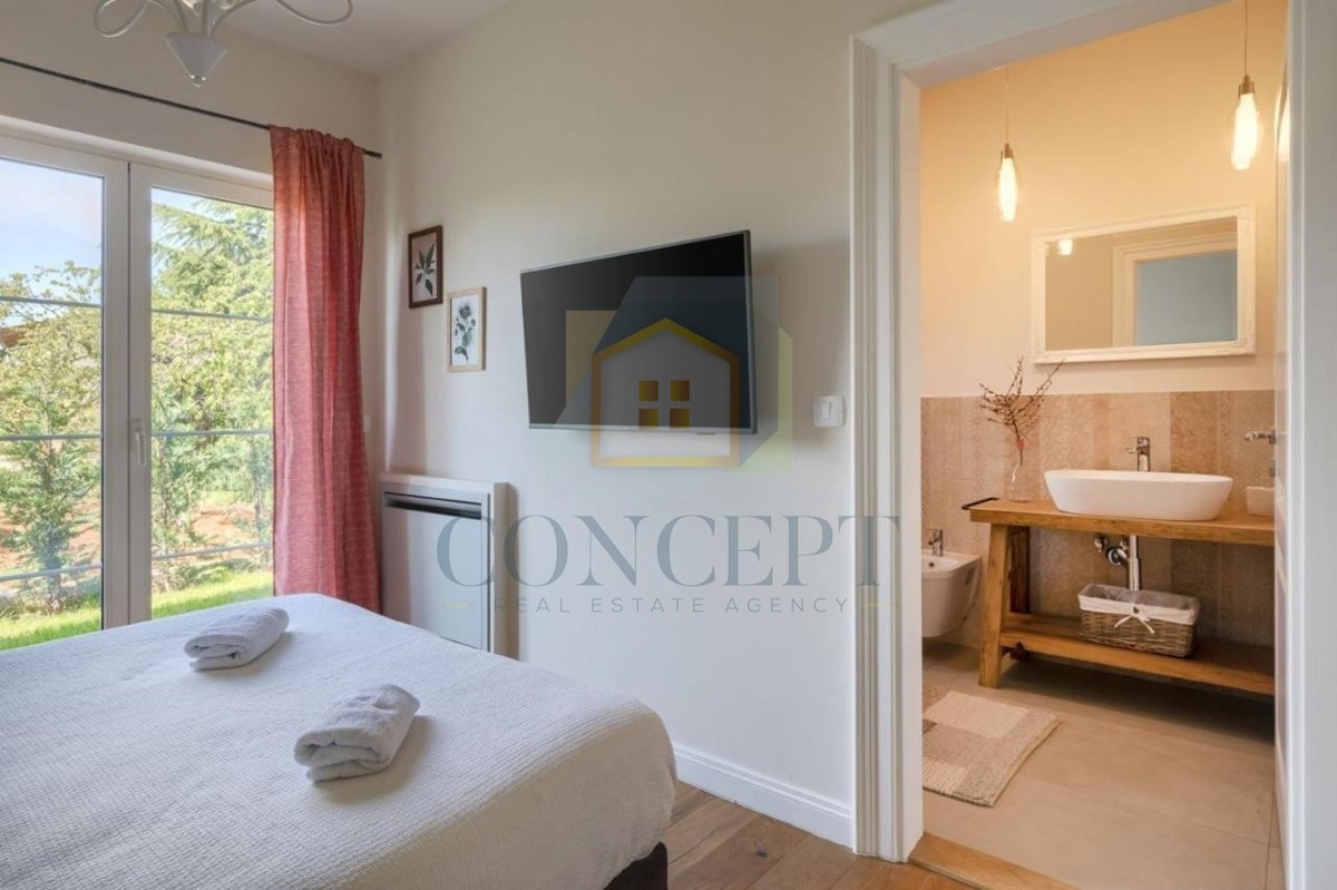 Poreč, okolica, Impozantna vila na mirni lokaciji, 20 km od morja